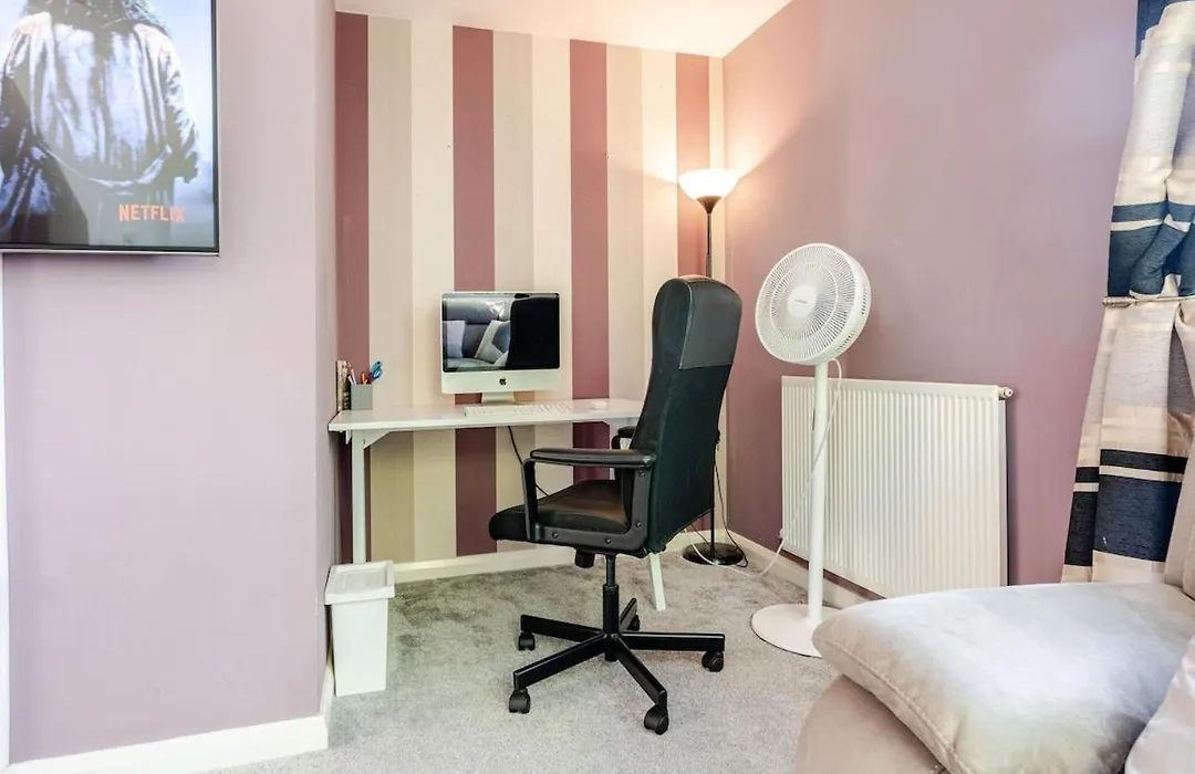 Comfortable 3-Storey House With Free Car Parking-1
