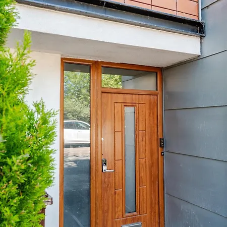 Comfortable 3-Storey House With Free Car Parking-3